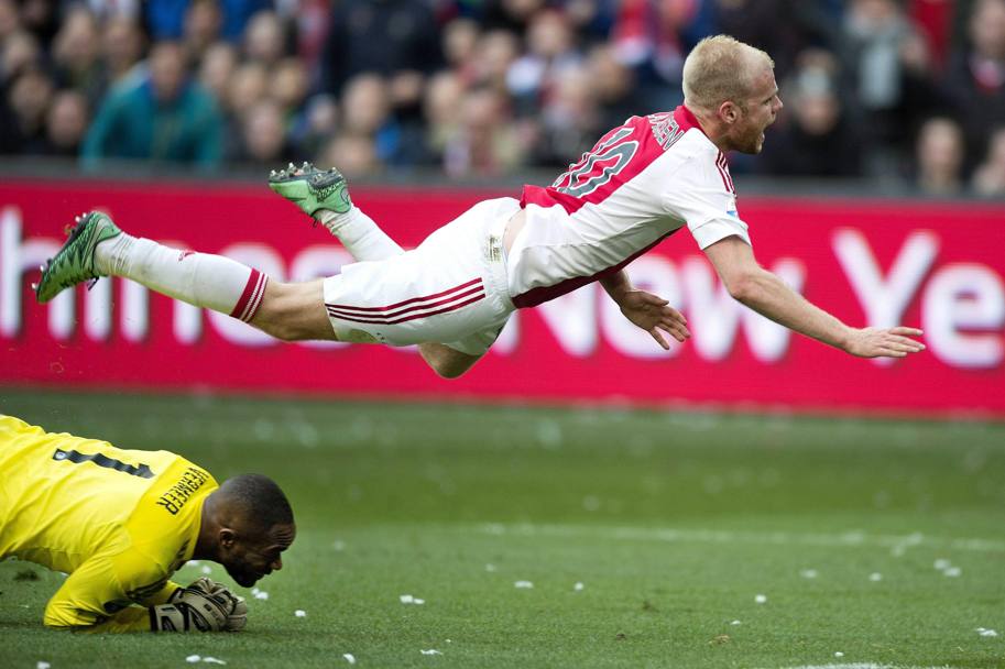 Volo di Davy Klaassen, dell’Ajax, dopo l’intervento in uscita del portiere del Feyenoord Kenneth Vemeer (Epa)